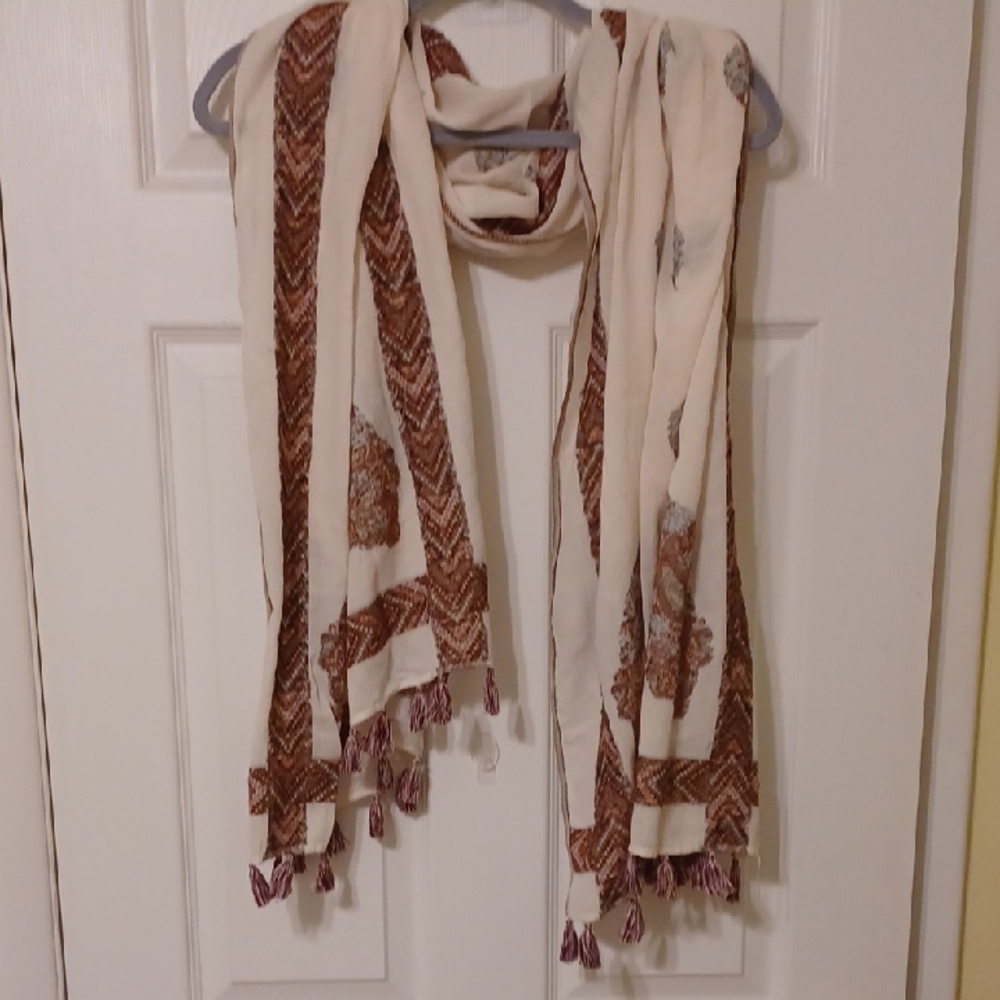 Elegant Cream and Brown Paisley Patterned Scarf with Tassels.